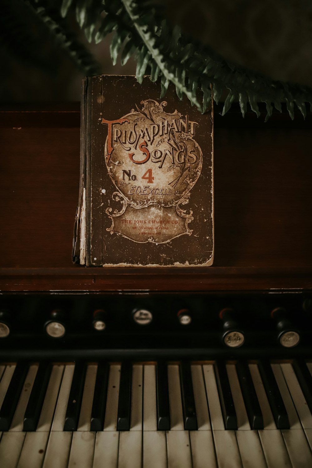 brown piano