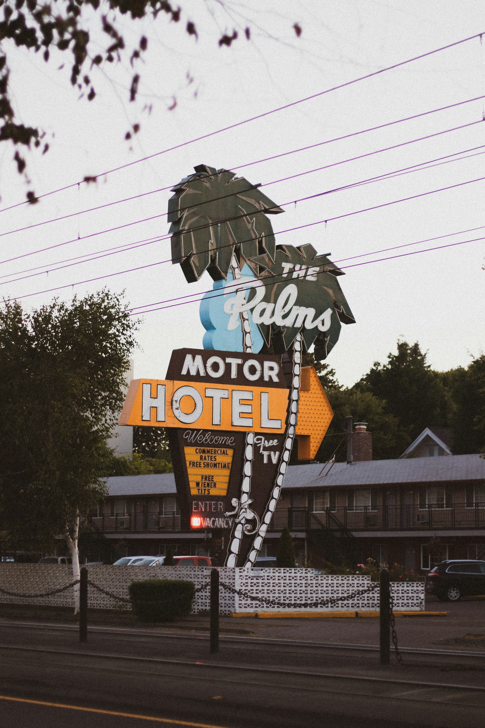 Canon EOS M5 + Canon EF 50mm F1.8 STM sample photo. Motor hotel sign photography