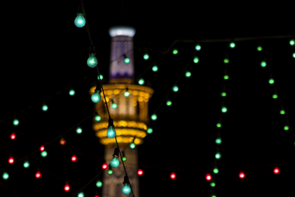 torre illuminata durante la notte