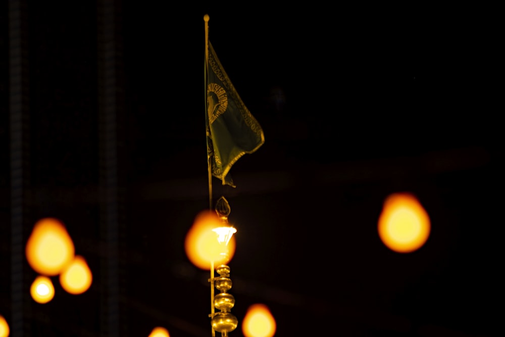 Un drapeau jaune est suspendu à un poteau