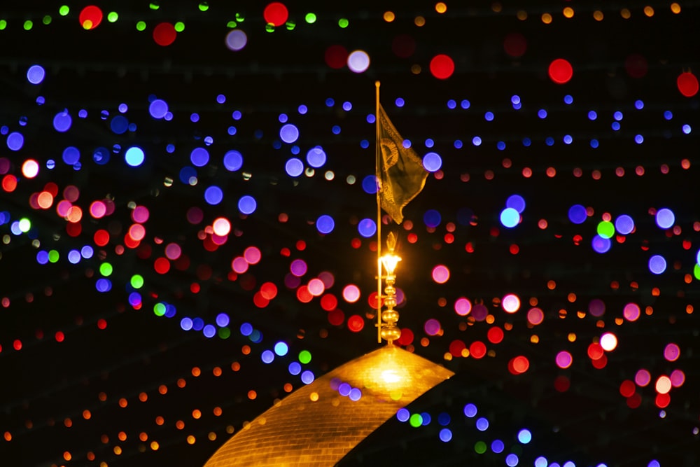 drapeau entouré de lumières bokeh colorées