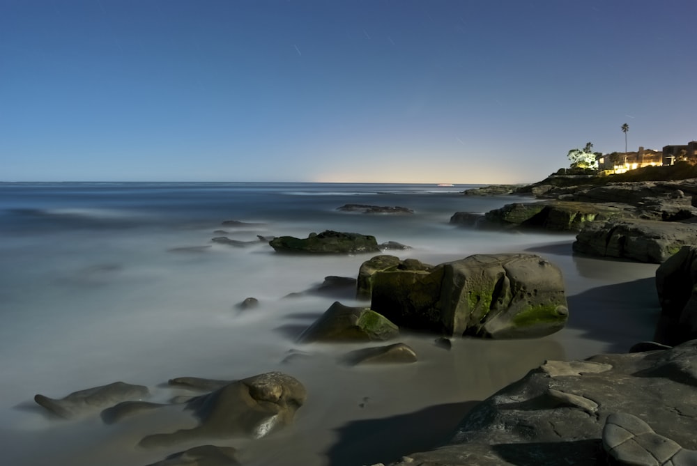 Rocas marrones cerca del cuerpo de agua