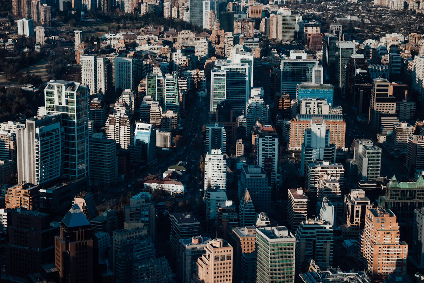 Vista aérea de edificios de departamentos y oficinas en Santiago