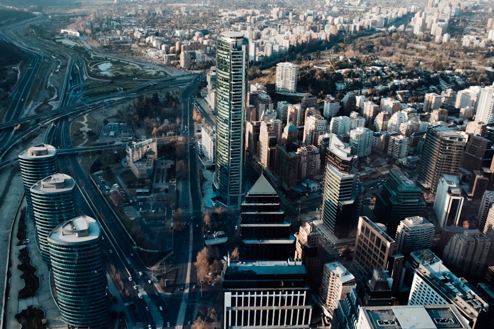 Photo aérienne des bâtiments de la ville]