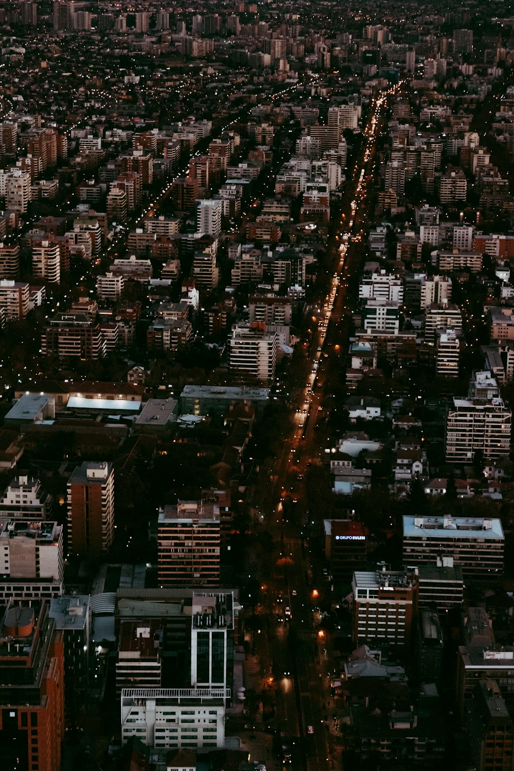 fotografia aérea da cidade com arranha-céus durante a noite