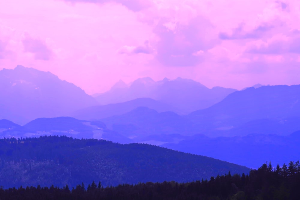 Gebirgszug unter strahlend blauem Himmel