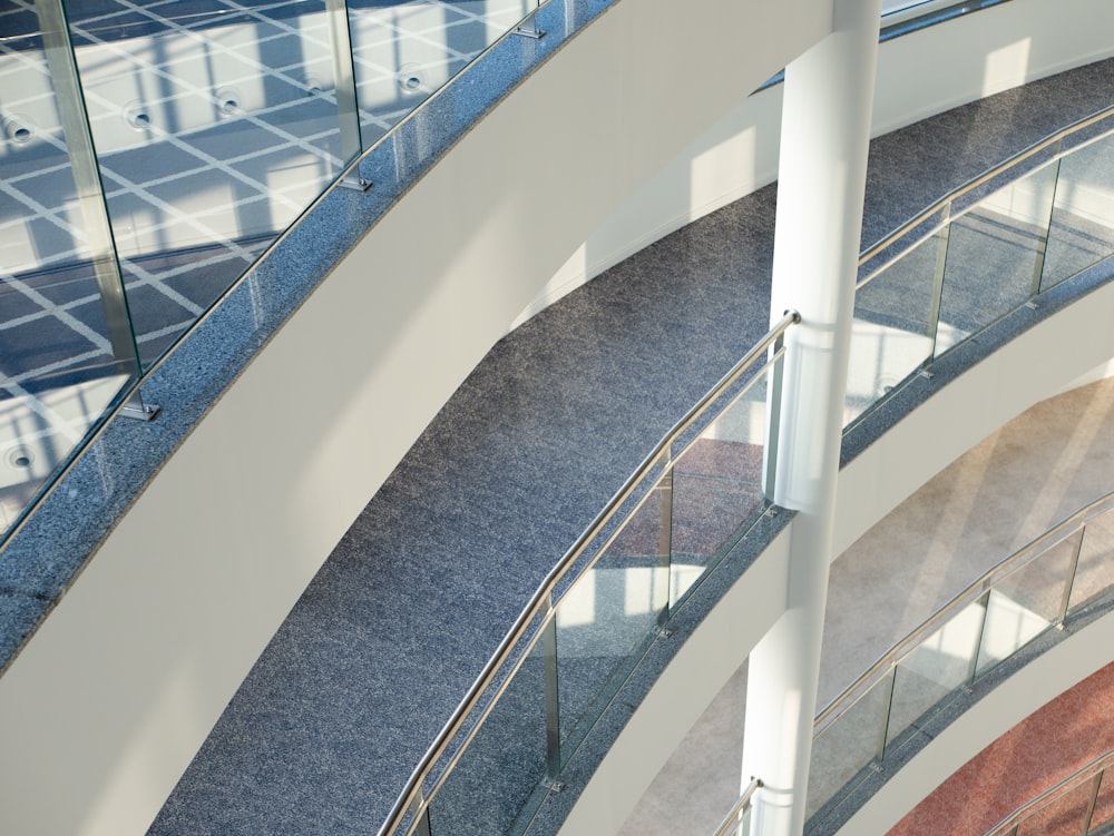 eine Wendeltreppe in einem Gebäude mit Glasbalkonen