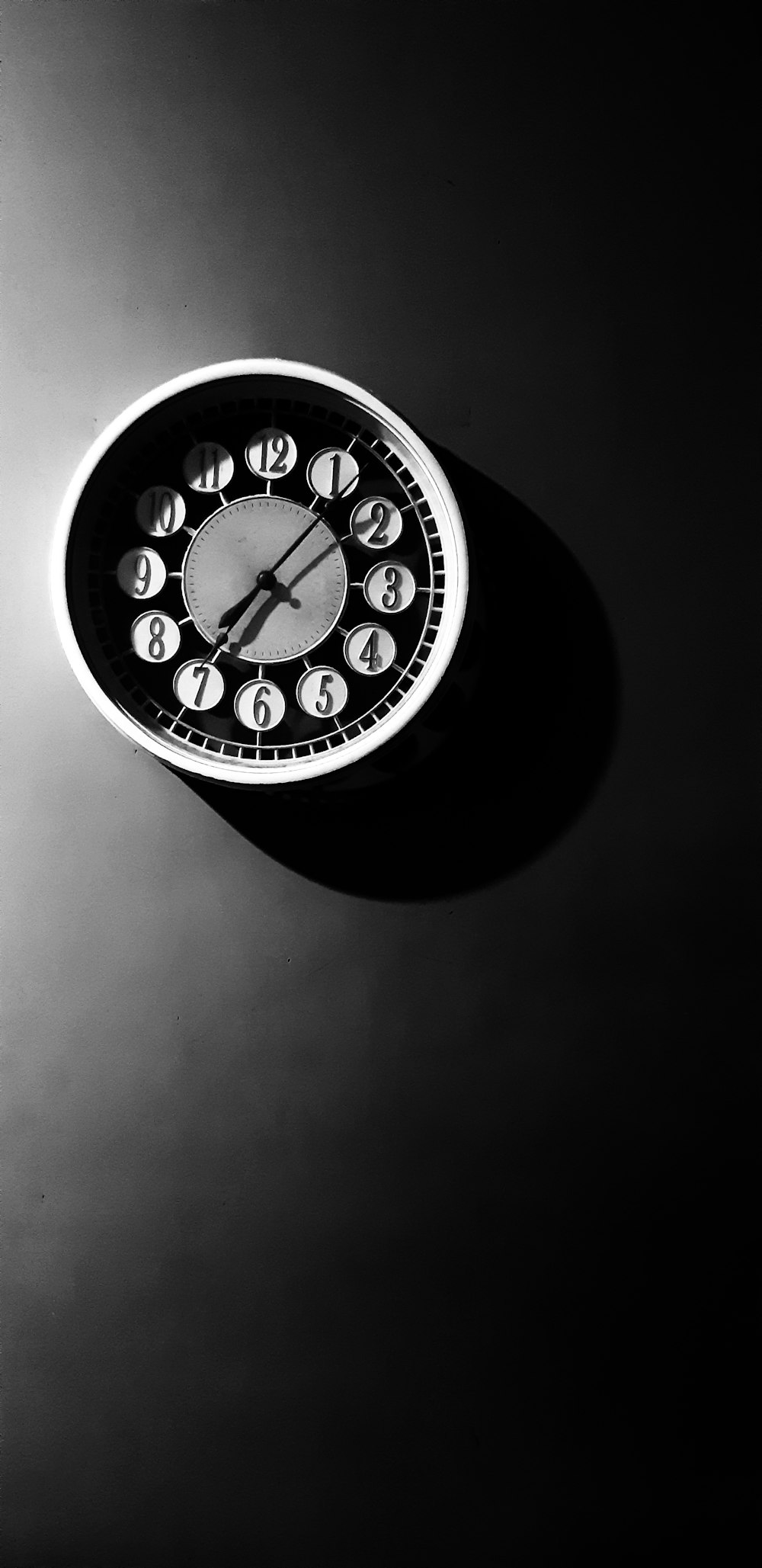 reloj de pared analógico redondo en blanco y negro