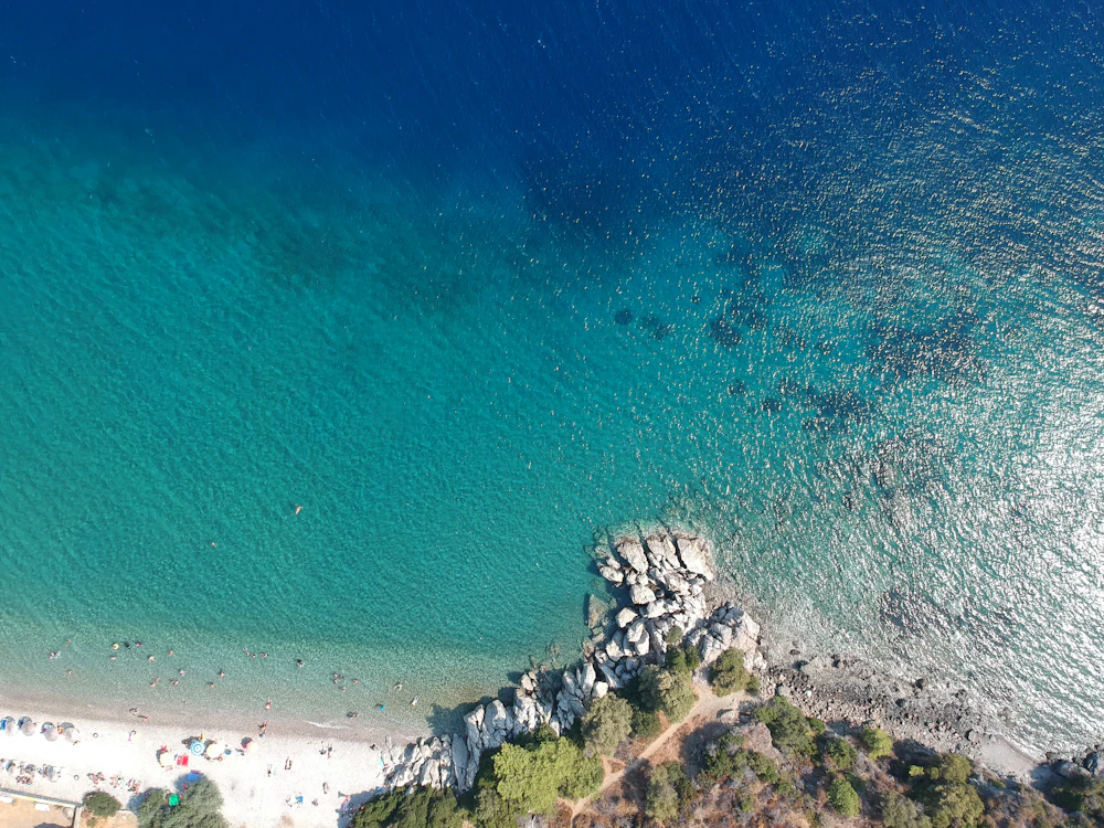 Bodrum kıyılarında turkuaz deniz ve doğal koylar