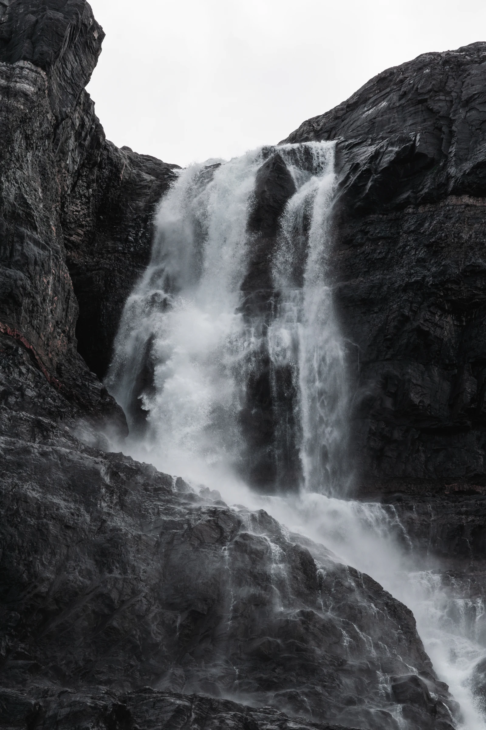 Wasserfall zwischen Felsen