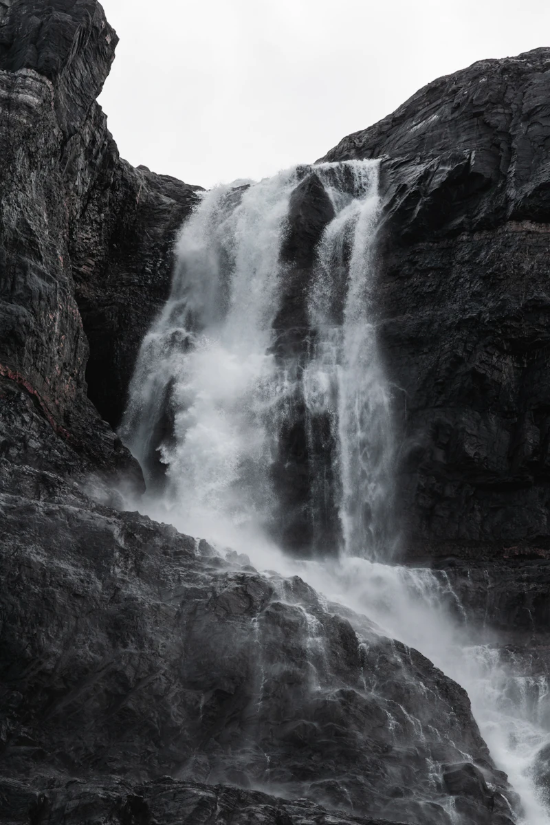 Wasserfall zwischen Felsen