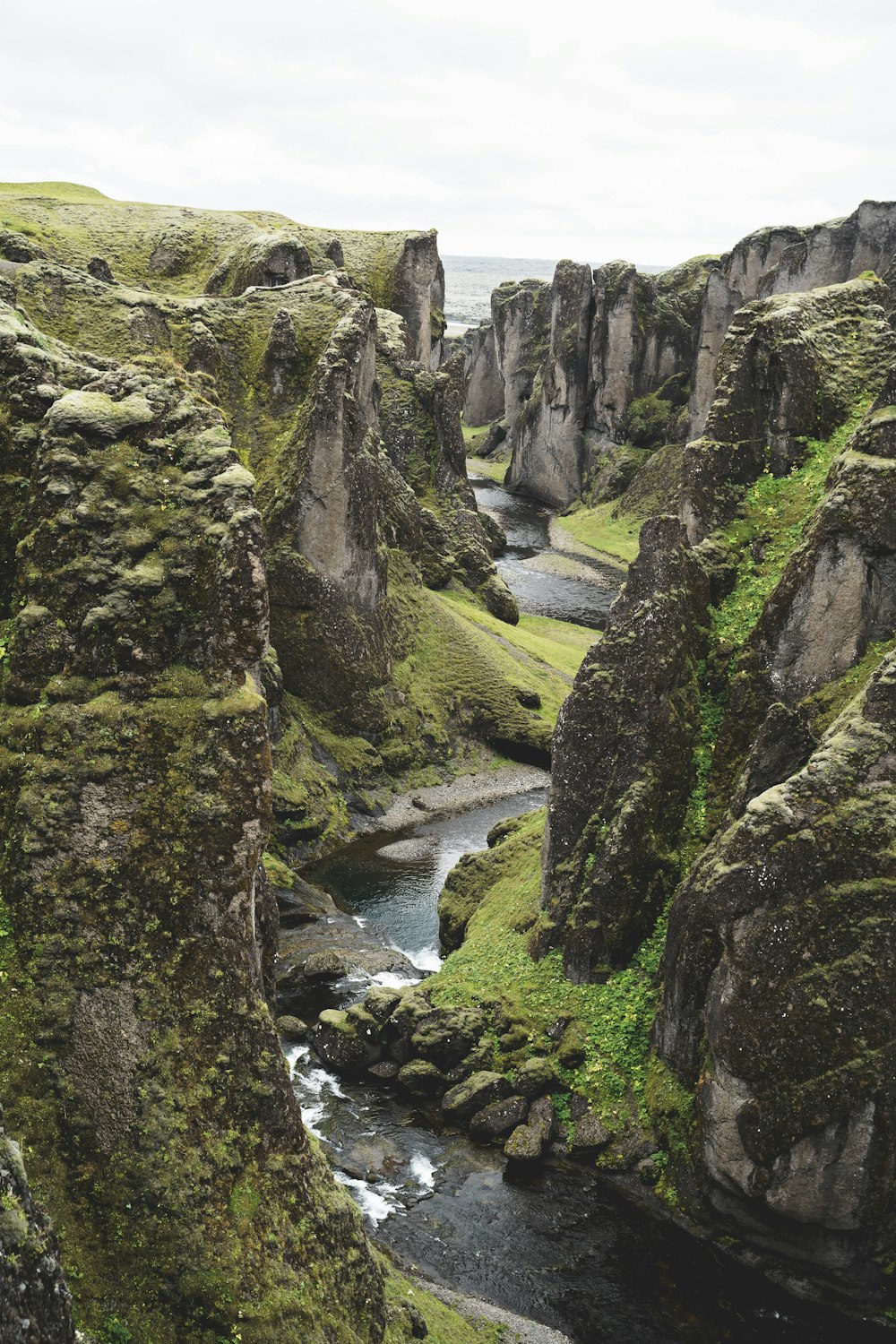 Luftaufnahmen des Flusses zwischen den Bergen