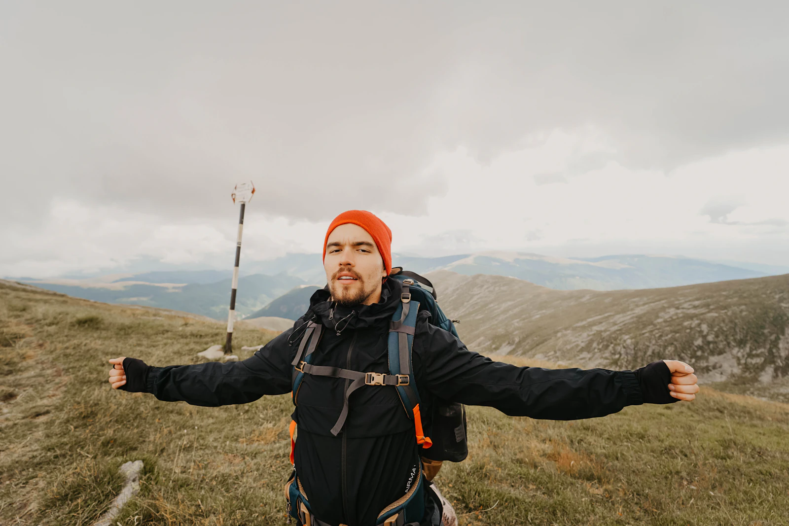 Homme en veste portant un sac à dos