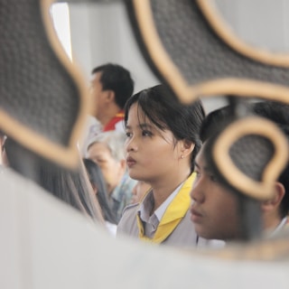 A group of people wearing elegant scarves at a cultural event.