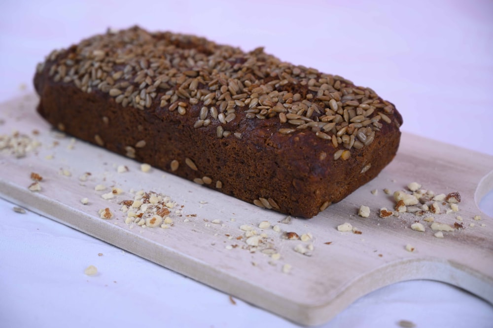 Foto de brownies en tabla de madera marrón