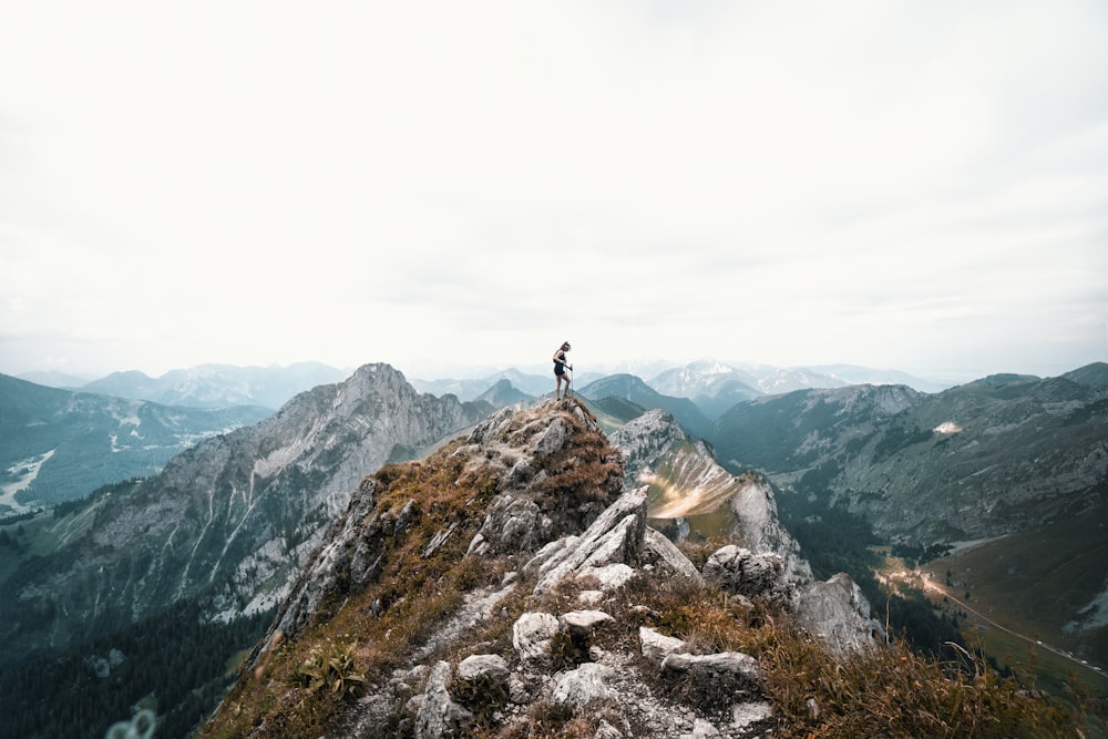Persona in piedi sulla montagna durante il giorno