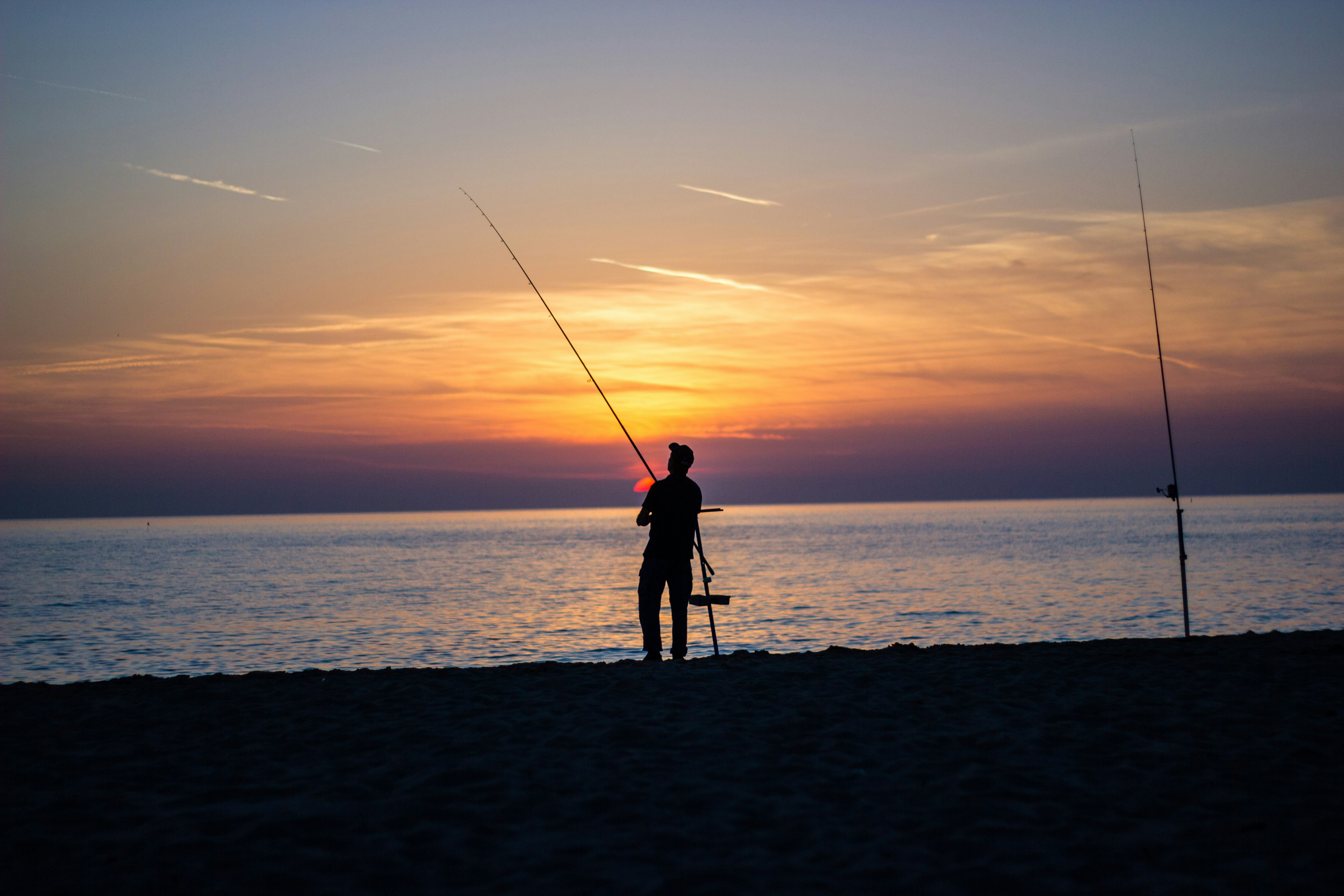 夕暮れ時の釣り人のシルエットの写真 Unsplashの無料写真