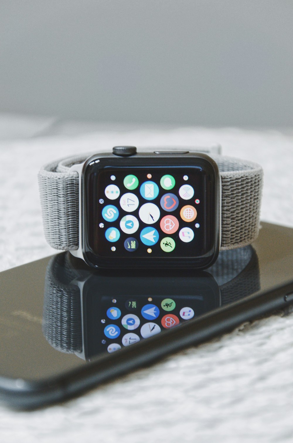 Apple Watch preto com faixa cinza no iPhone
