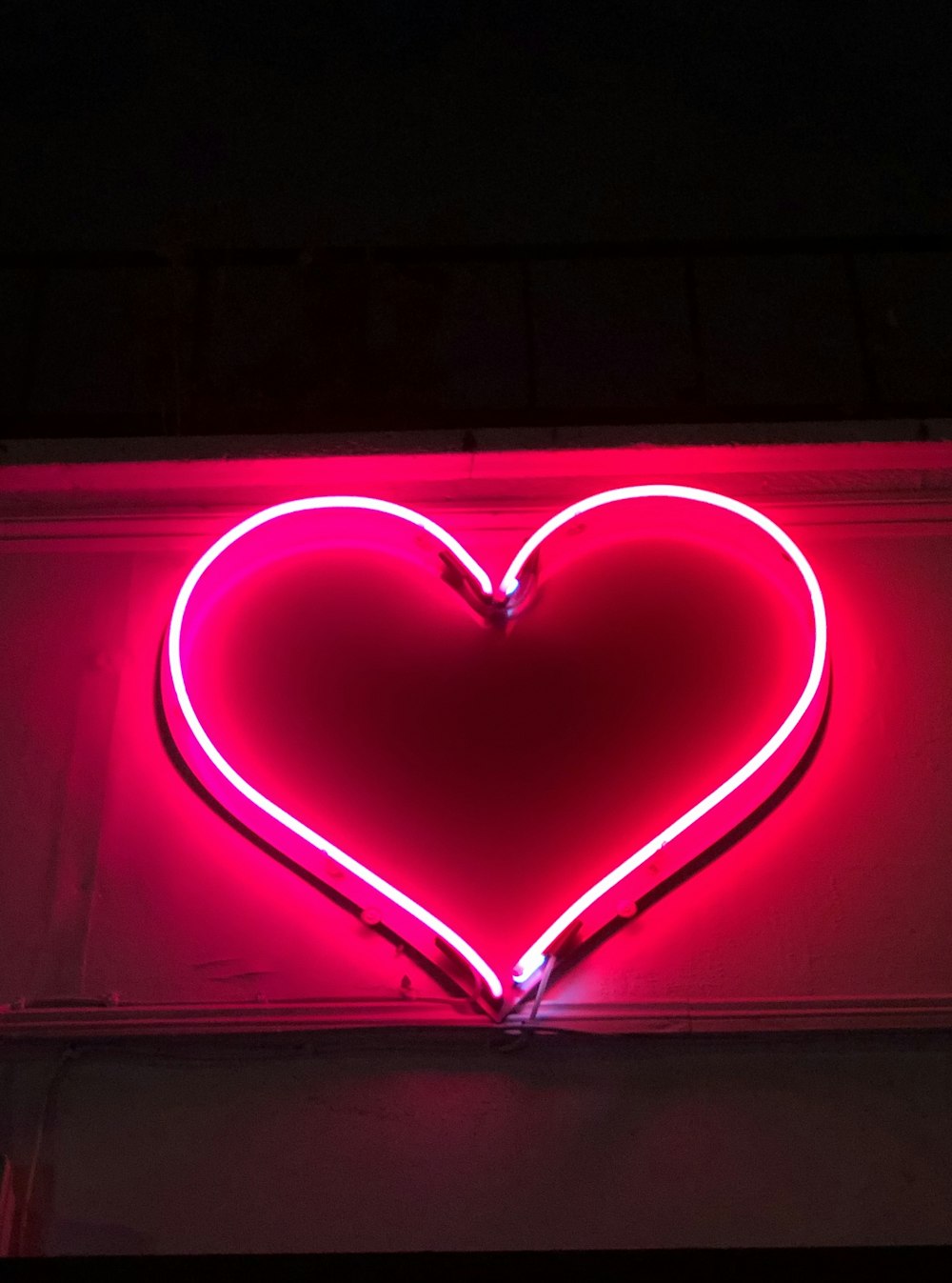 segnaletica al neon a cuore rosso illuminato