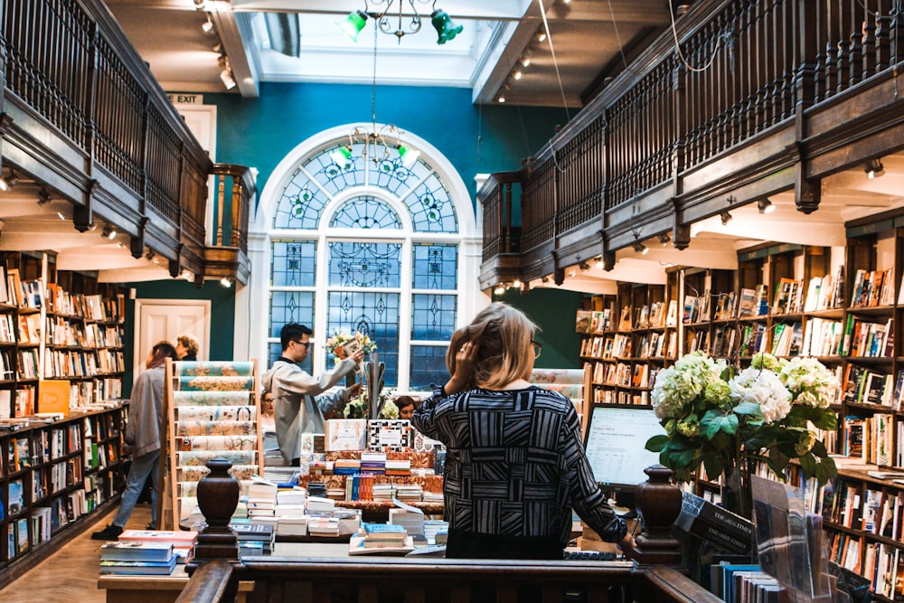 図書館内の人々