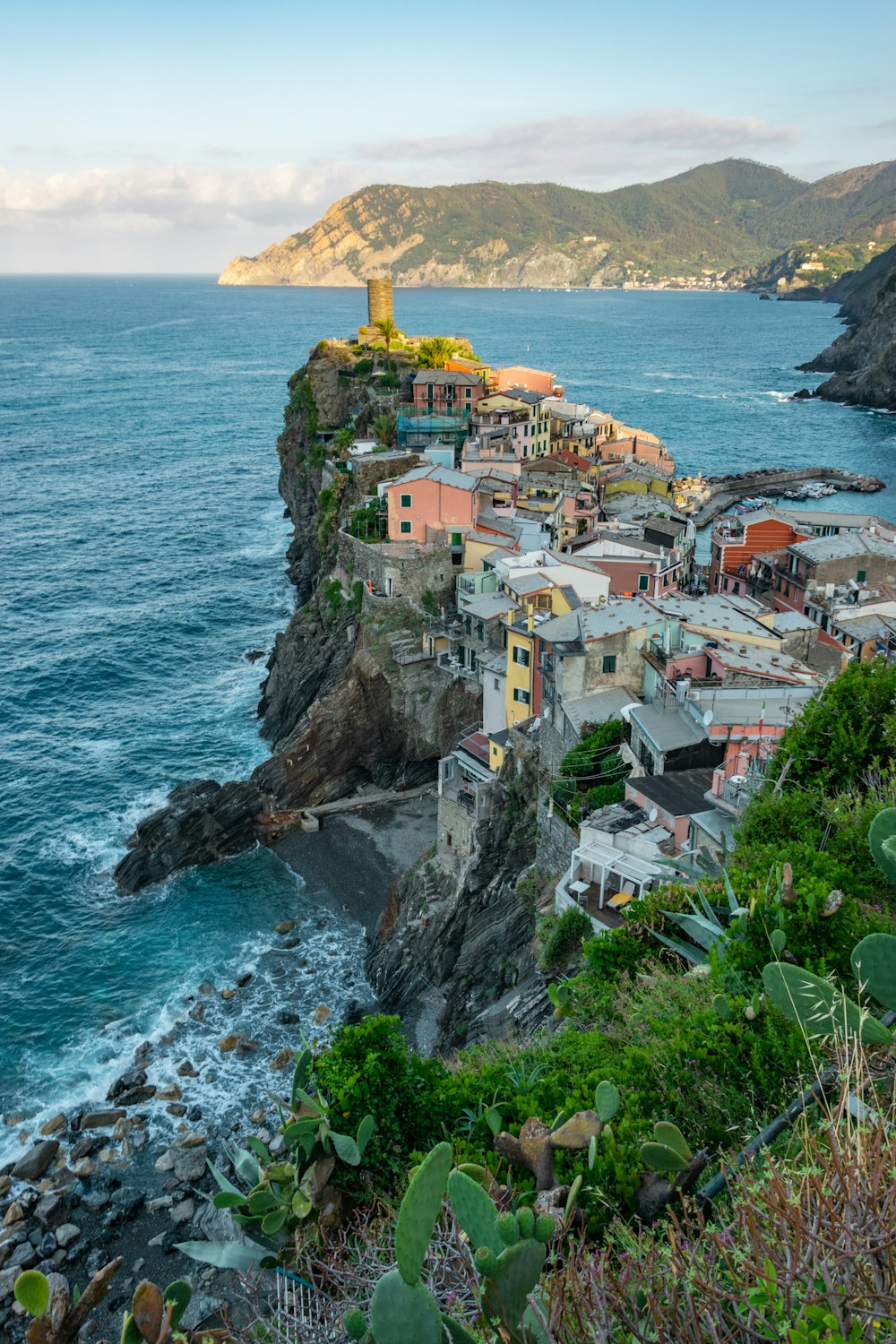 Casas en el acantilado de la montaña durante el día