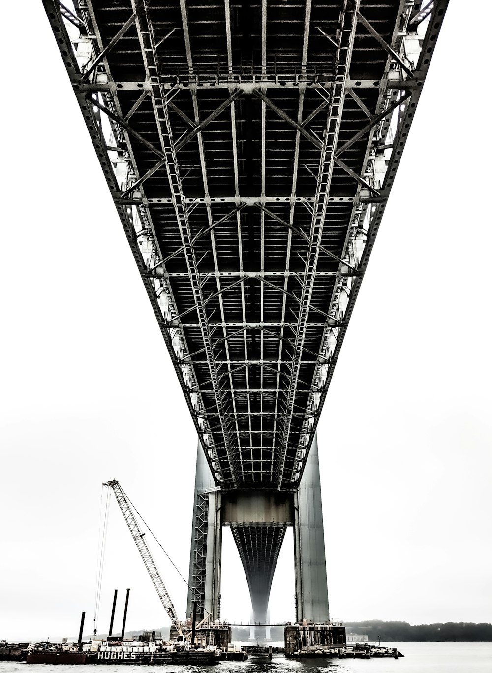 Boote unter der schwarzen Metallbrücke bei Tag