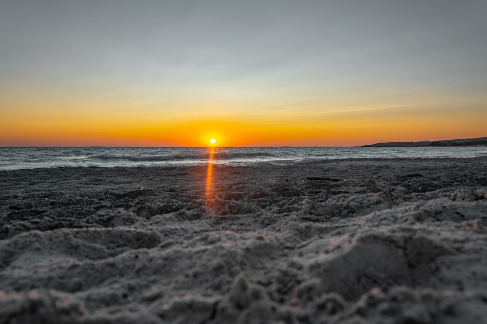 pôr do sol e corpo d'água