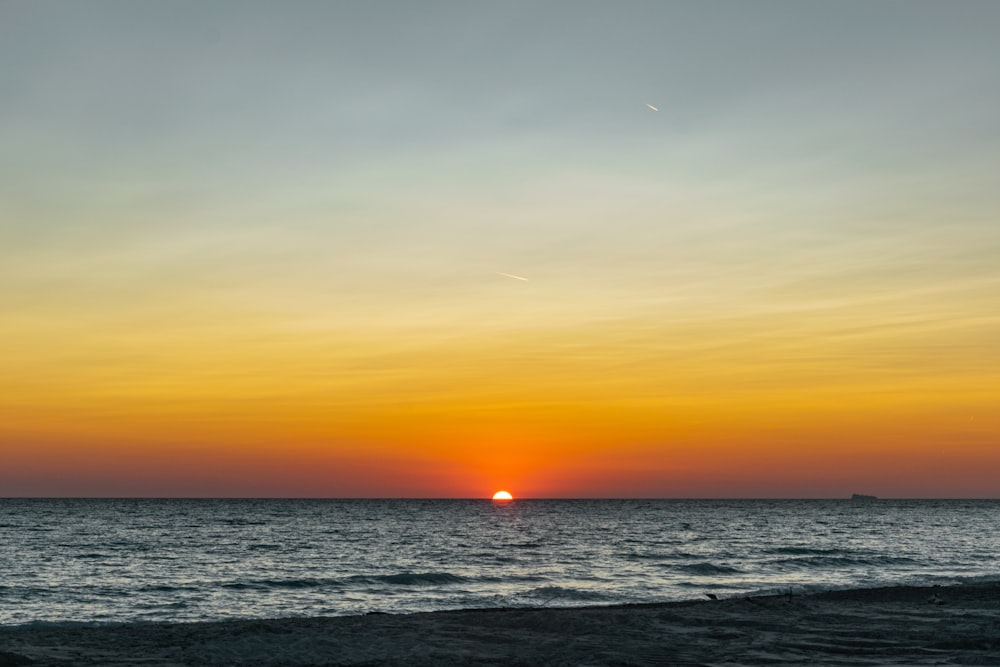 Meer unter grauem Himmel während der goldenen Stunde