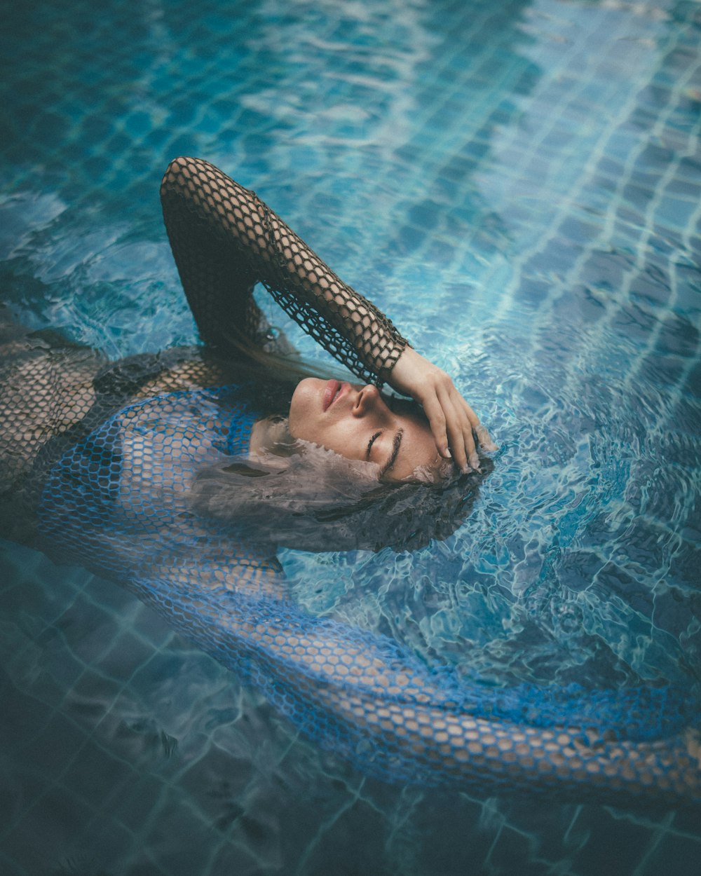 mujer nadando en la piscina