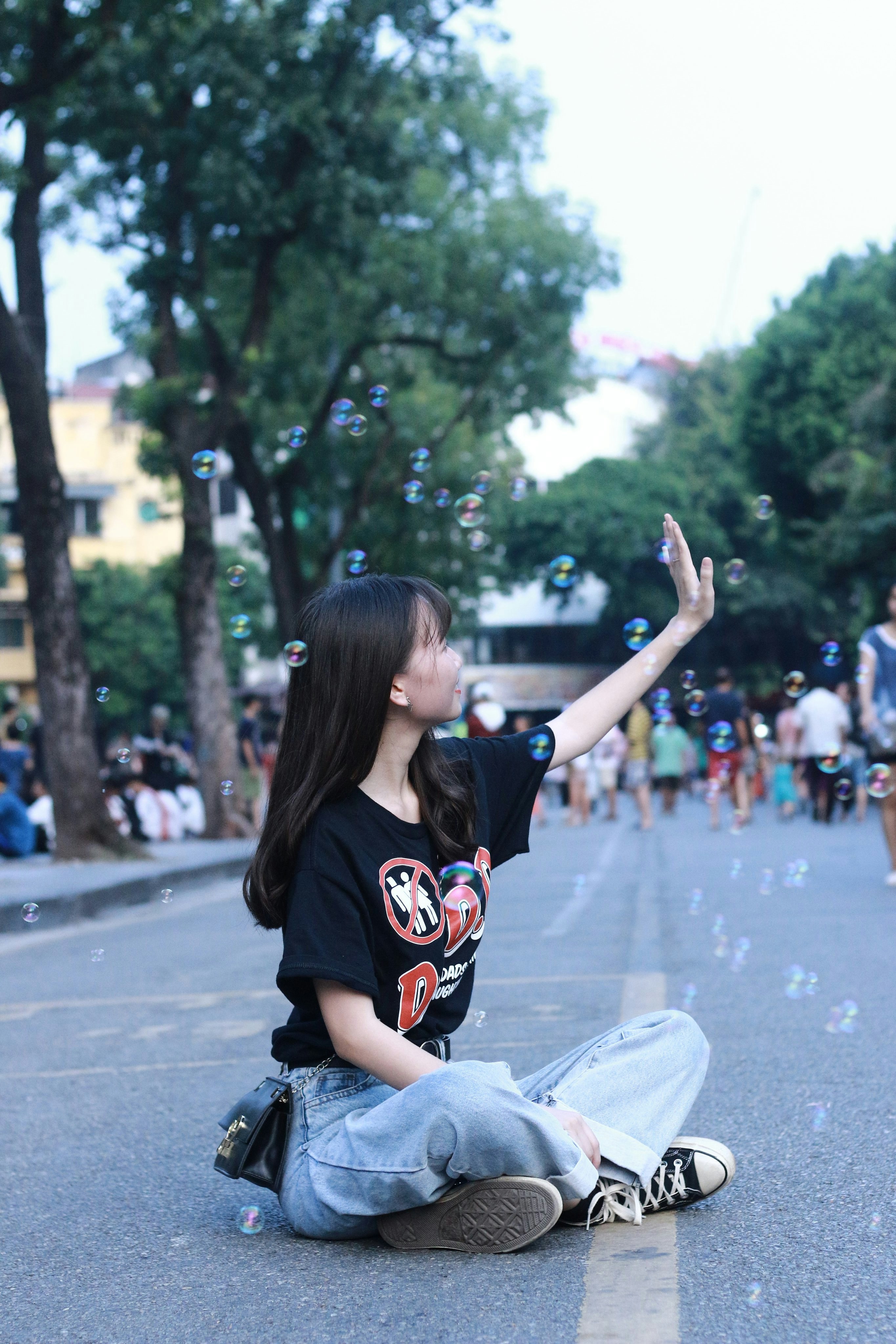 foto fokus dangkal wanita dengan T-shirt hitam