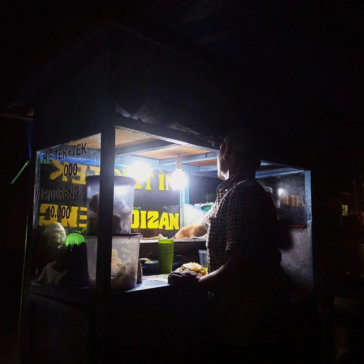 Suasana gerobak makanan jalanan pada malam hari