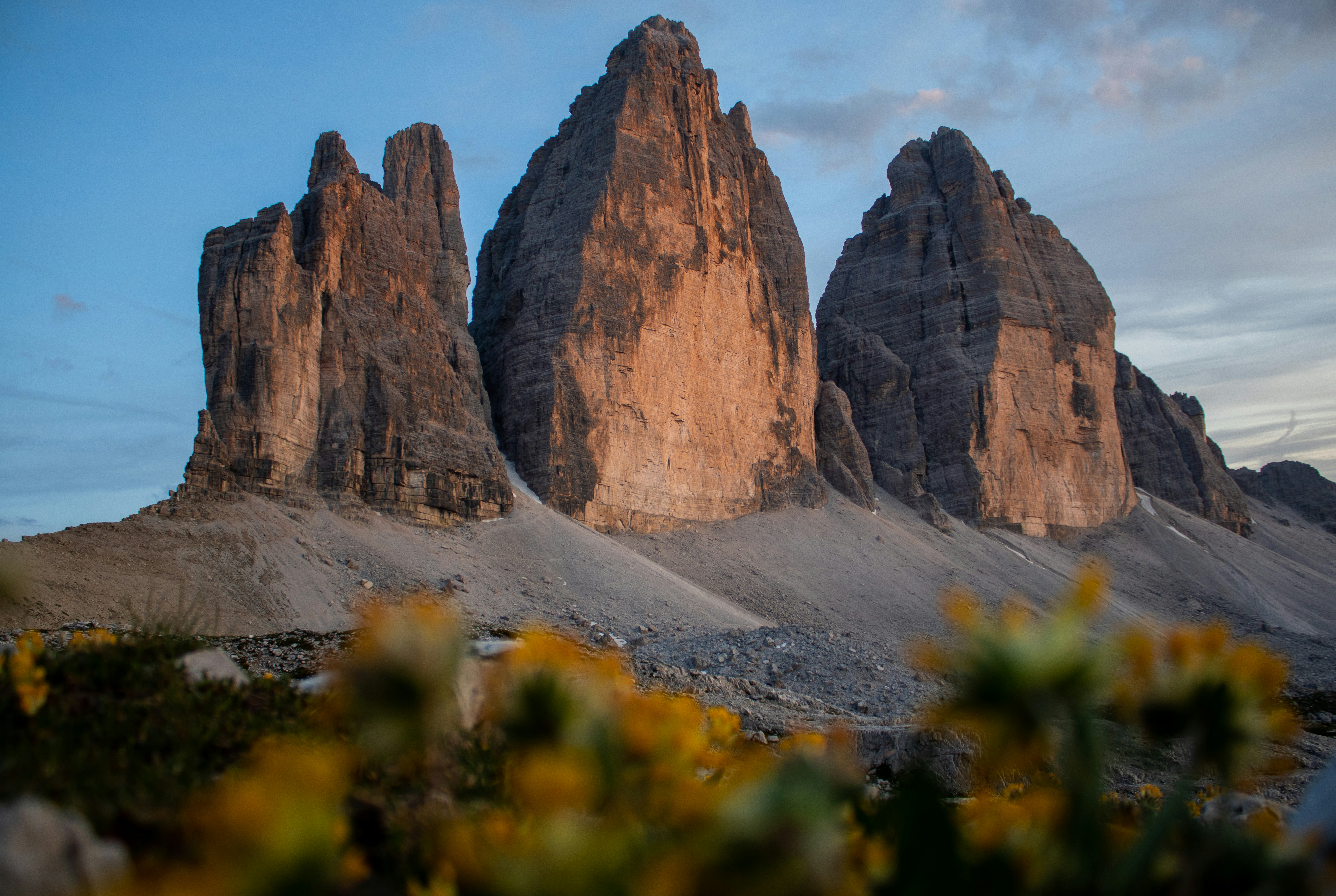 Braune Rocky Mountains unter blauem Himmel