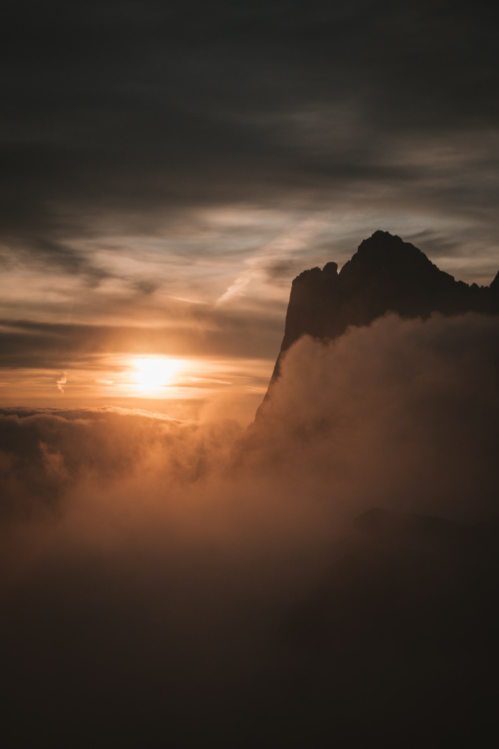 Silhouette eines Berges unter bewölktem Himmel