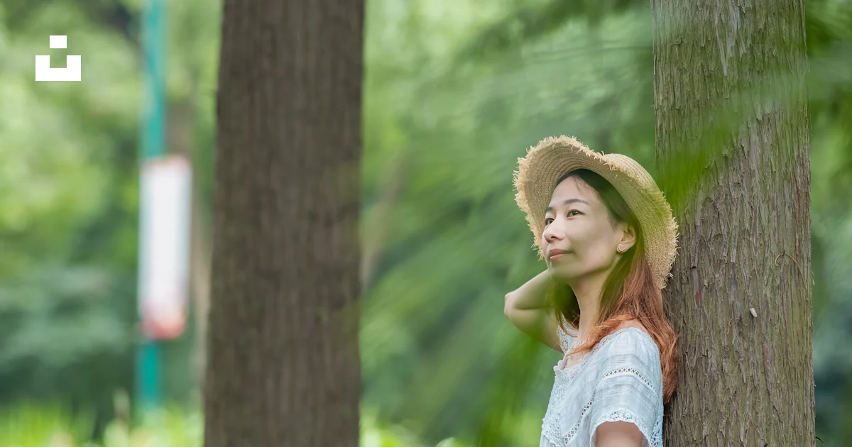 木にもたれる女性の写真 – Unsplashの無料衣類写真