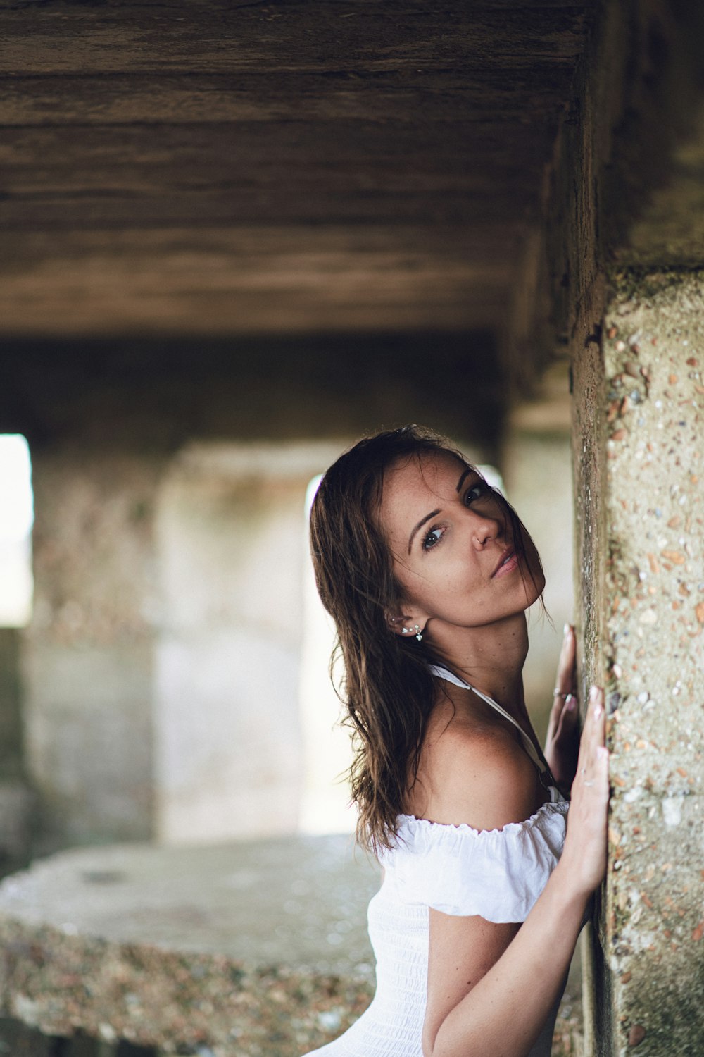 woman standing beside pillar