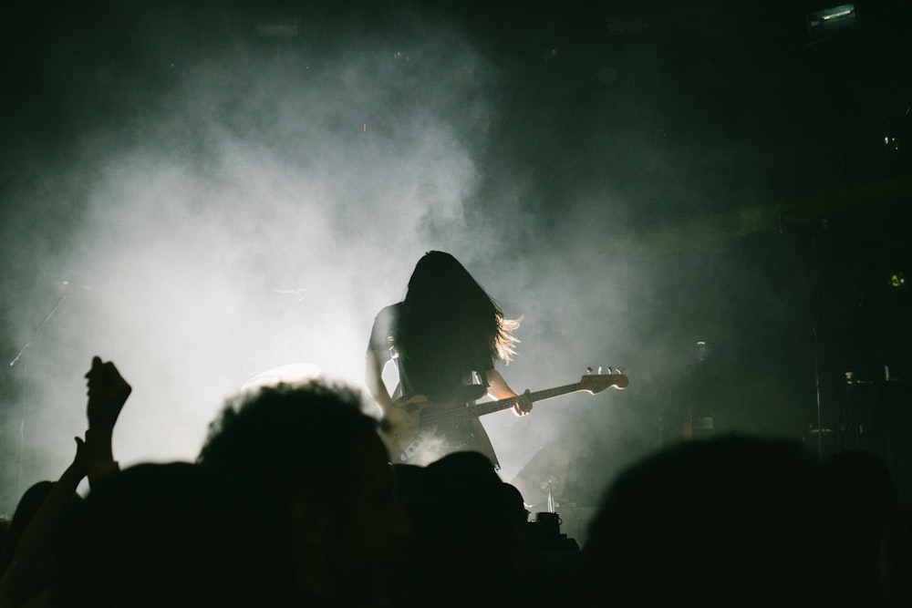 persona che suona la chitarra elettrica