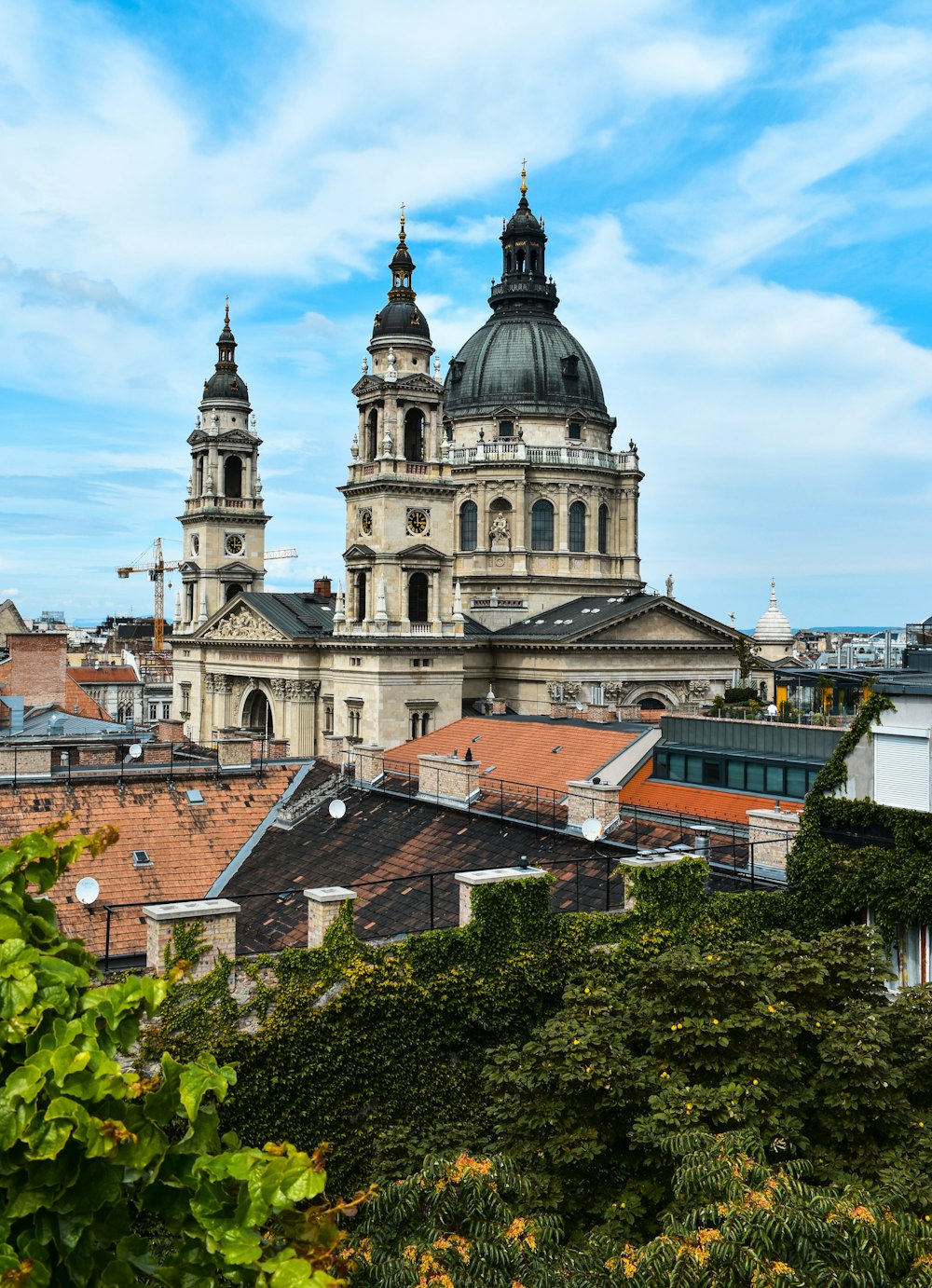 una vista di un grande edificio con una torre dell'orologio