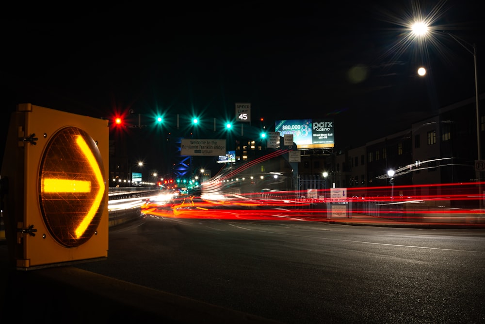 야간에 도로를 주행하는 차량의 타임랩스 사진