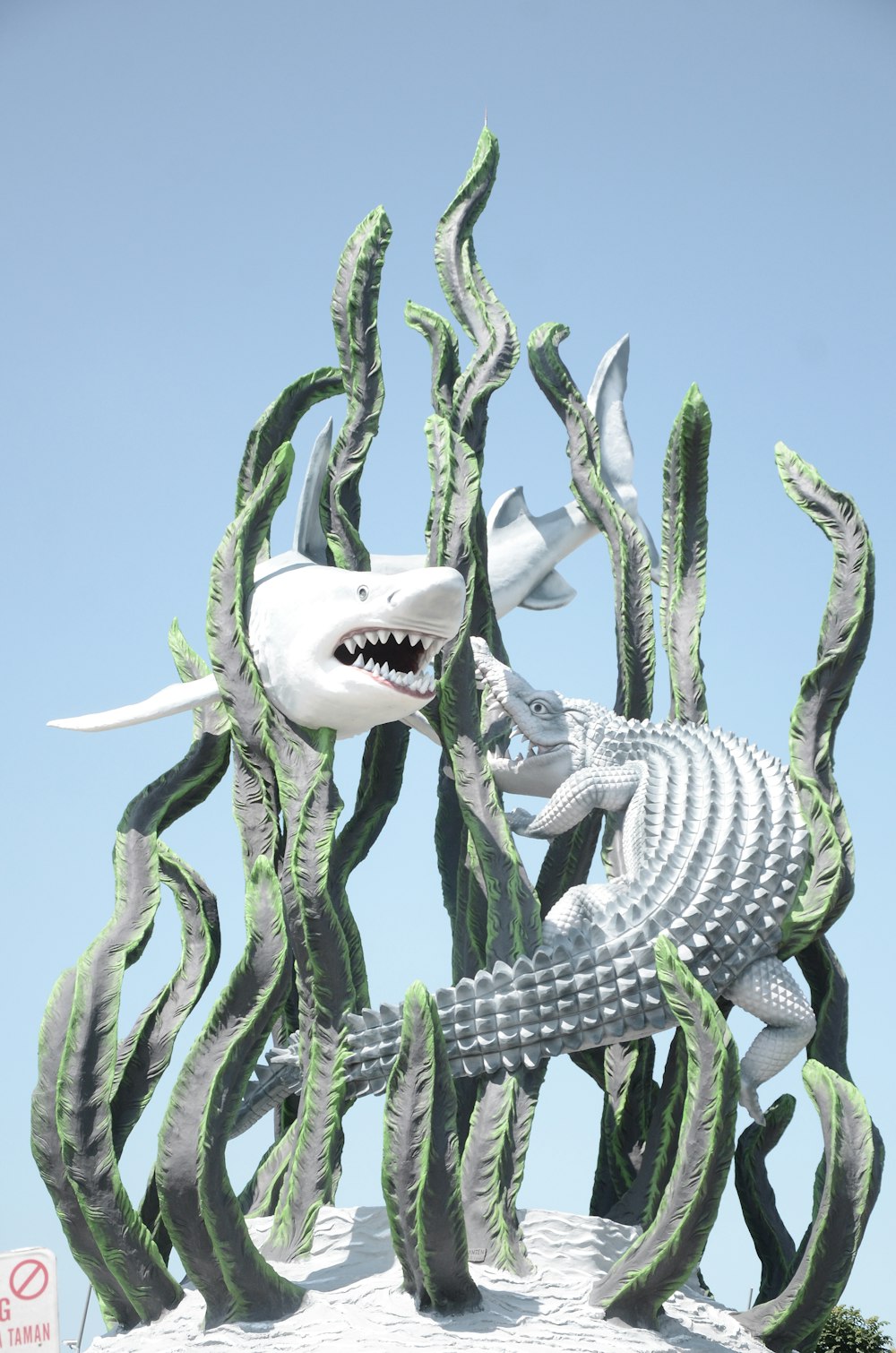 Estatua de tiburón y cocodrilo