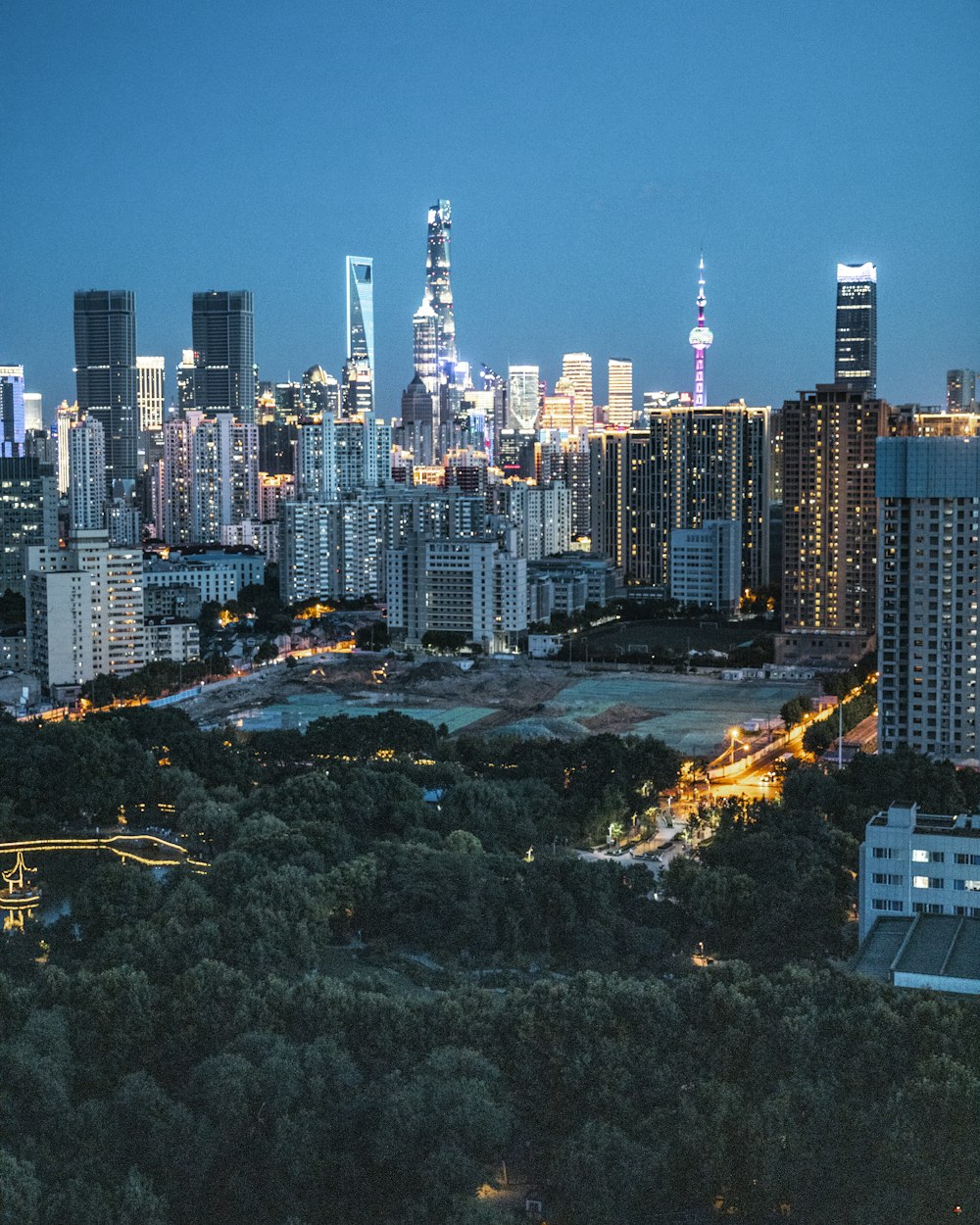 città con grattacieli durante la notte