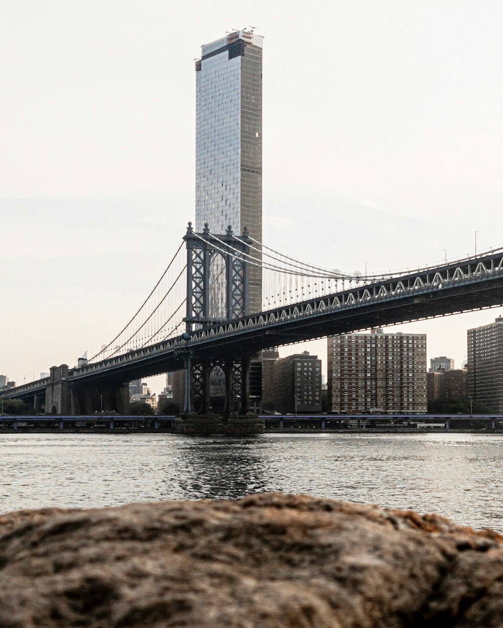 uma grande ponte que se estende sobre uma grande massa de água