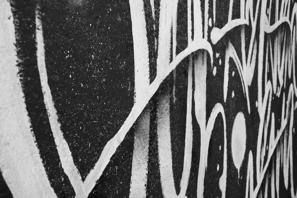 Una foto en blanco y negro de graffiti en una pared