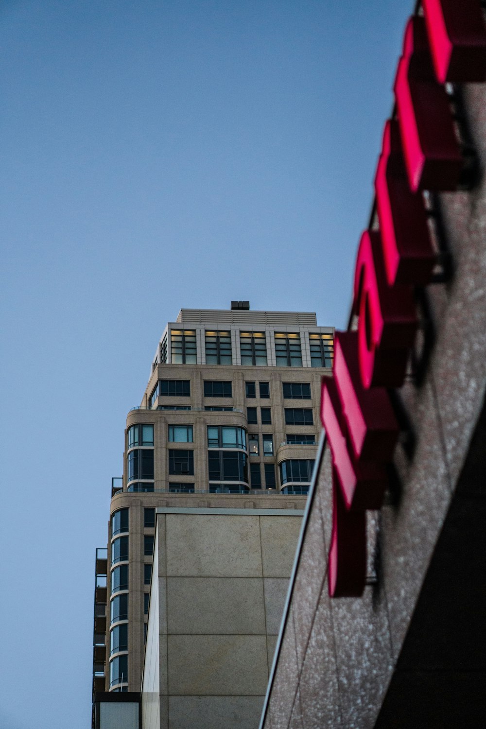 um edifício alto com um relógio ao lado dele