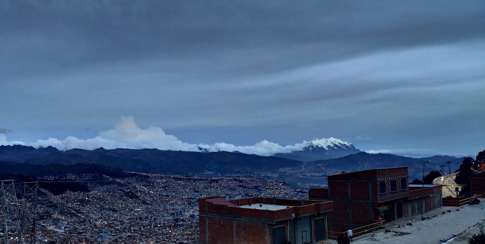 Edificios marrones cerca de una montaña nevada