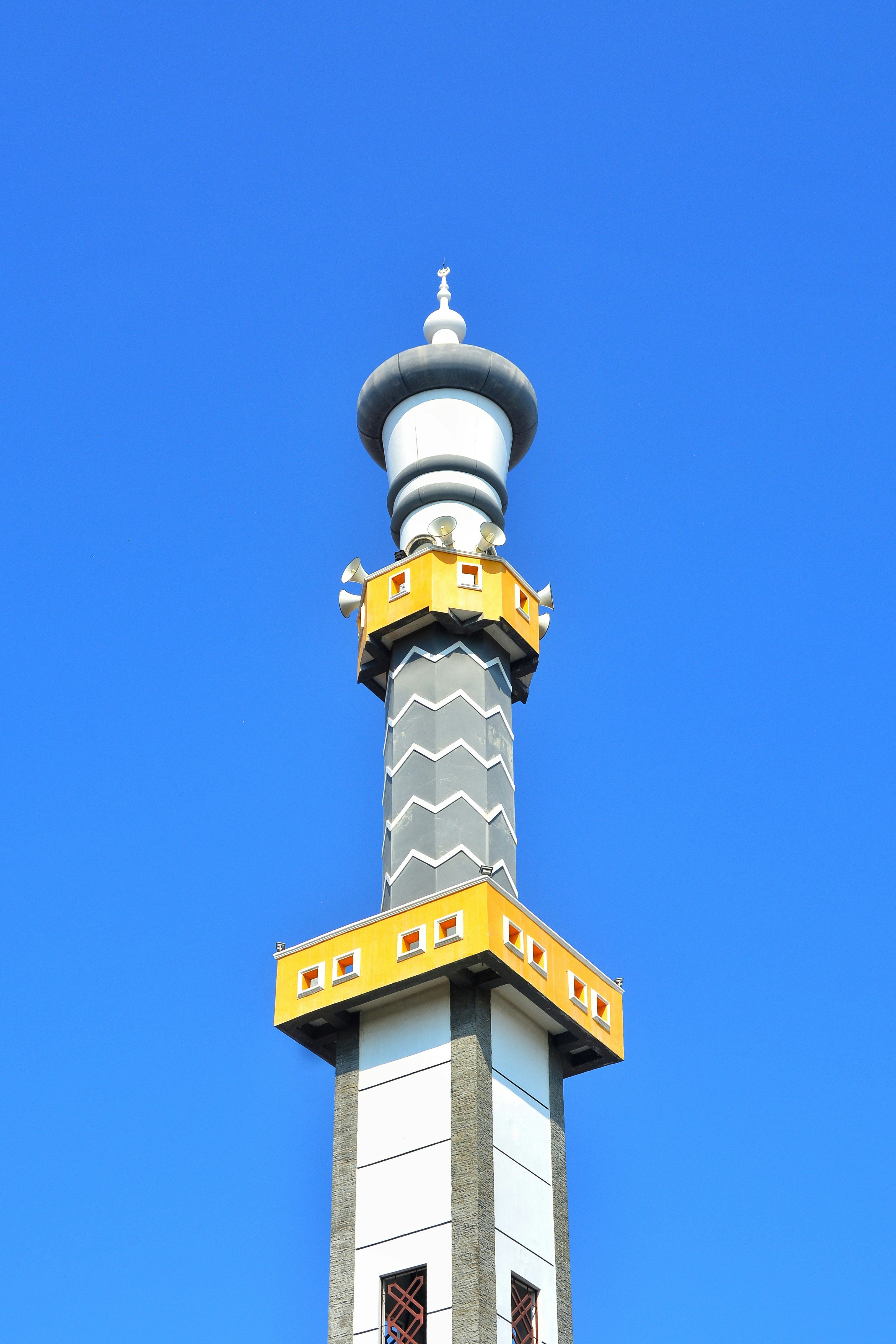 menara tinggi dengan jam di atasnya