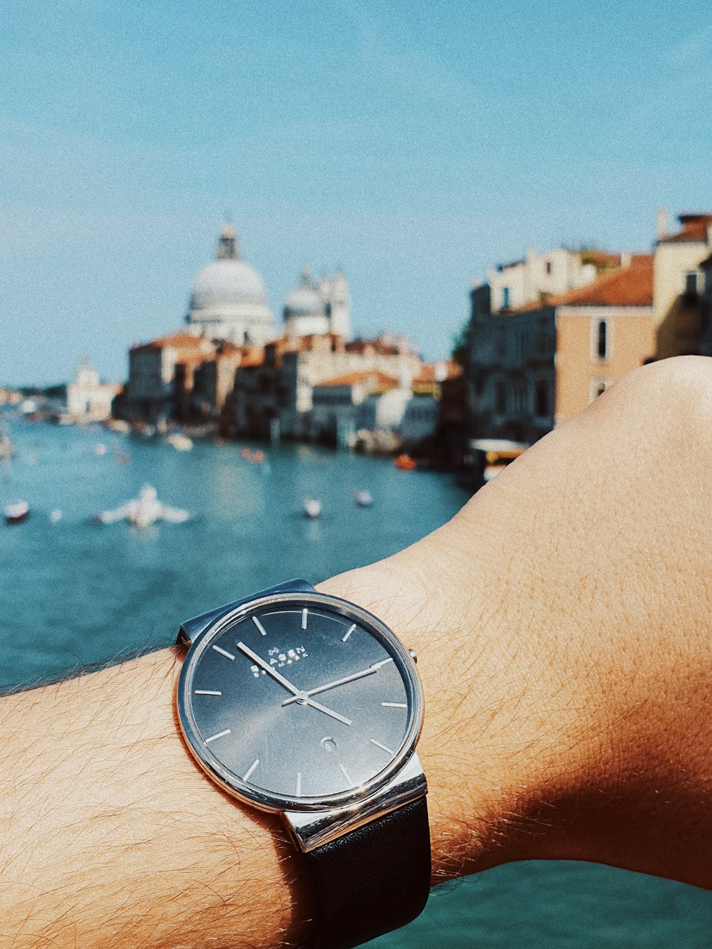 round black and gray analog watch with black band