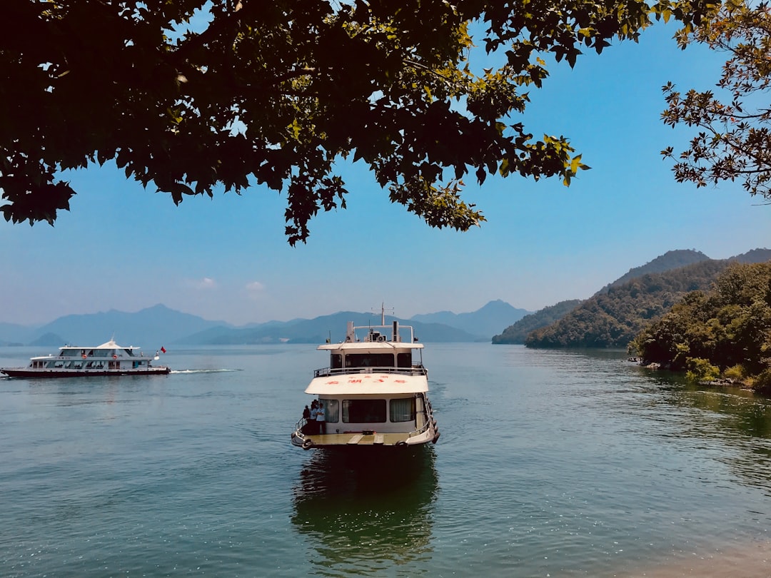 travelers stories about Waterway in Unnamed Road, China