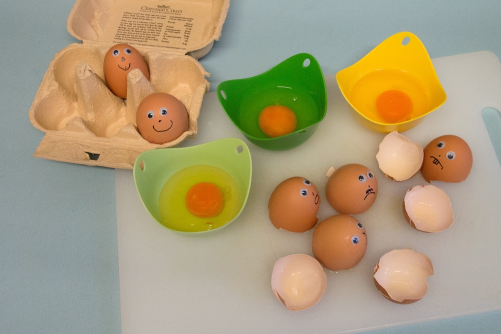 huevo decorativo y cáscaras de huevo