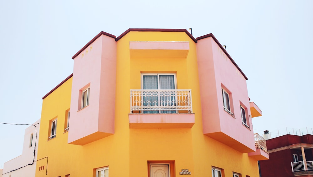 Edificio amarillo y rosa