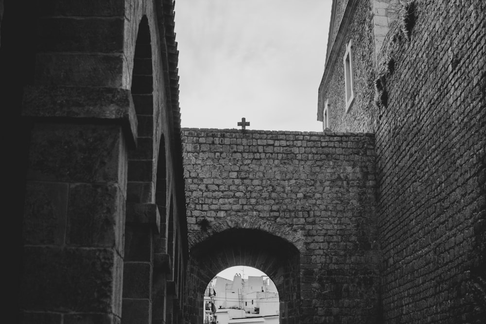 Bâtiment en béton gris pendant la journée